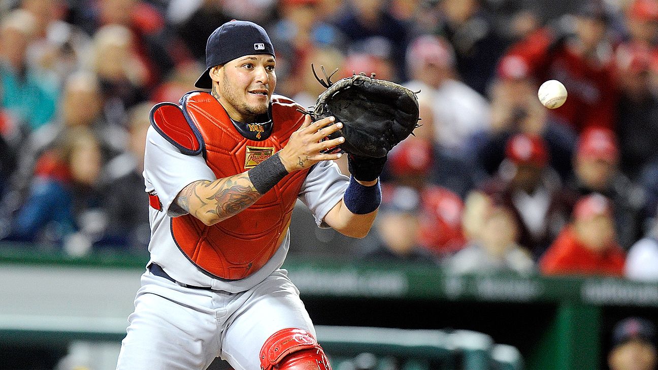 Cardinals' Yadier Molina gets Gold Glove Award