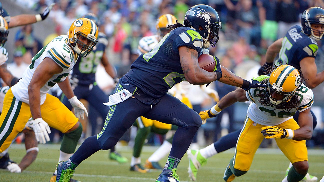 Marshawn Lynch pops into Packers locker room for jersey exchange