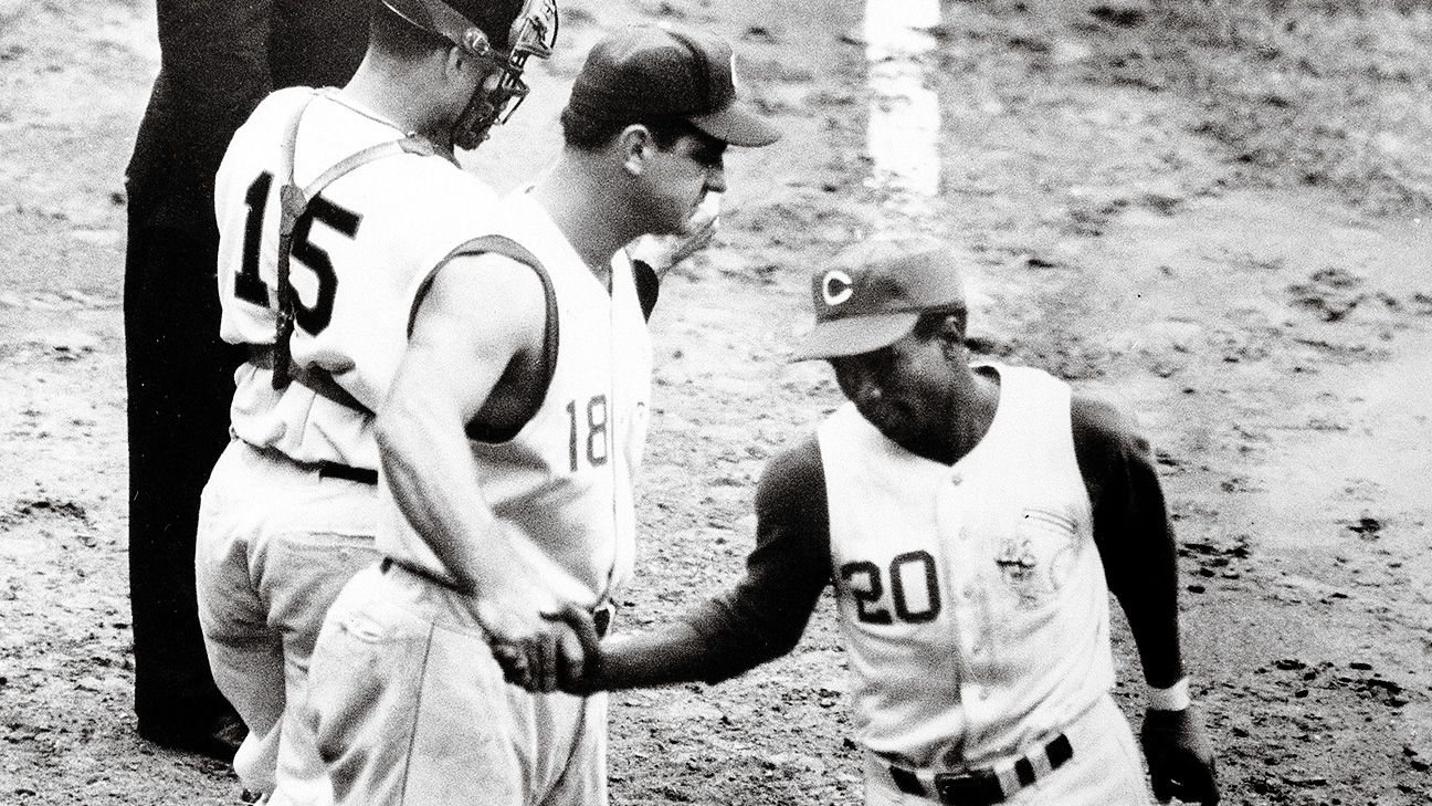 Reds wear sleeveless 1956 throwback jerseys