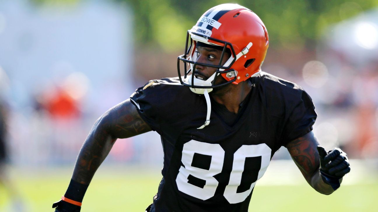 Dwayne Bowe caught a pass for the Cleveland Browns