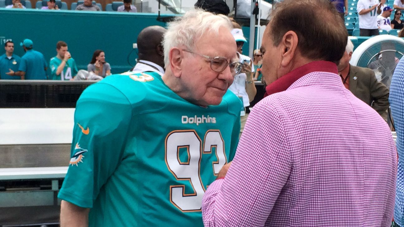 Warren Buffett dons shoulder pads and Suh jersey on Dolphins sideline