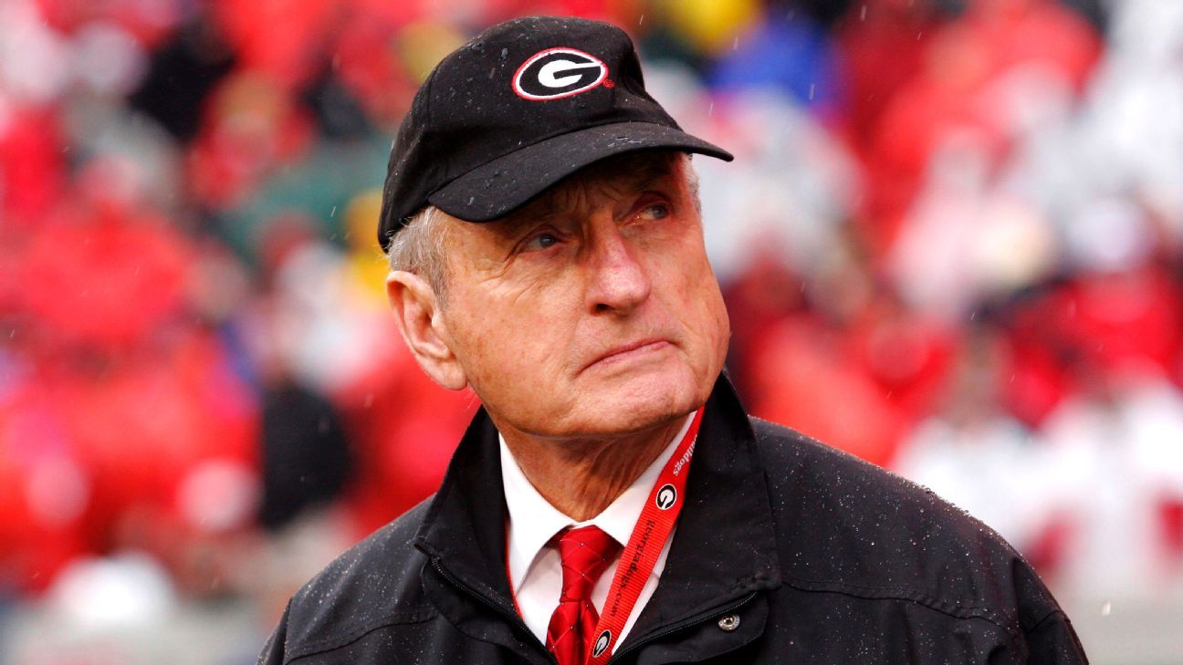 Legendary Georgia football coach Vince Dooley dies at 90