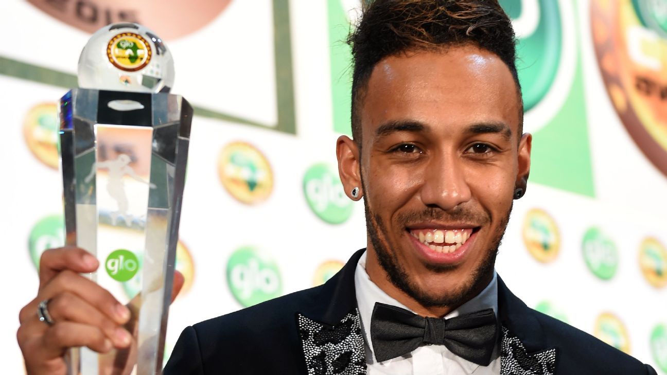Manchester United manager Sir Alex Ferguson (right) arrives with Martin  Buchan during the PFA Player of the Year Awards 2013 at the Grosvenor House  Hotel, London Stock Photo - Alamy, image size:1296x729