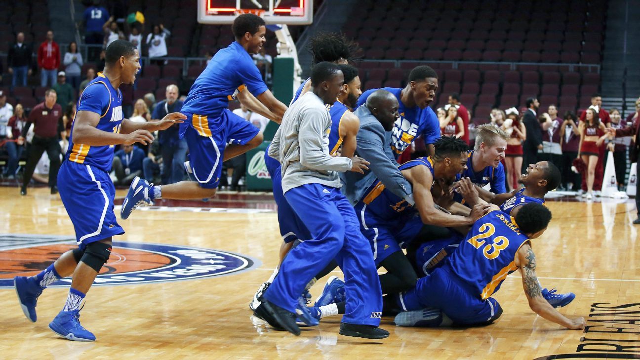 Cal State Bakersfield Roadrunners chartered plane forced to make