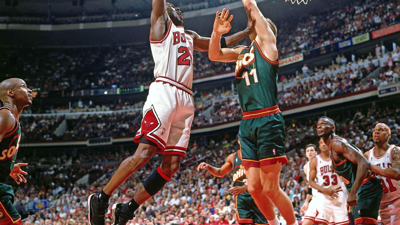 Pickup basketball player mimics Michael Jordan's wardrobe from