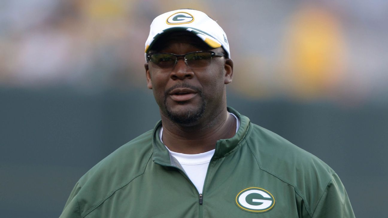 Green Bay Packers dismiss OC Bennett, QB coach Van Pelt 