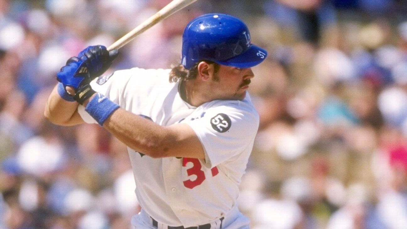 Poll: Should the Dodgers retire Mike Piazza's number?