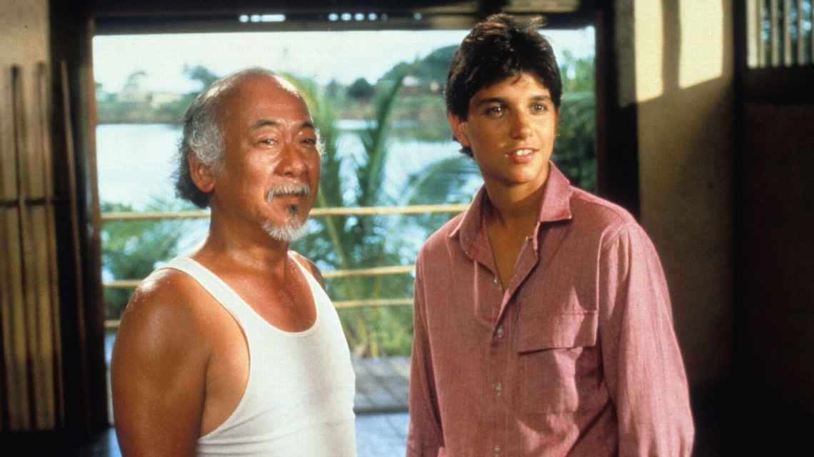 Pat Morita y Ralph Macchio en una escena de la película `Karate Kid` de 1984.