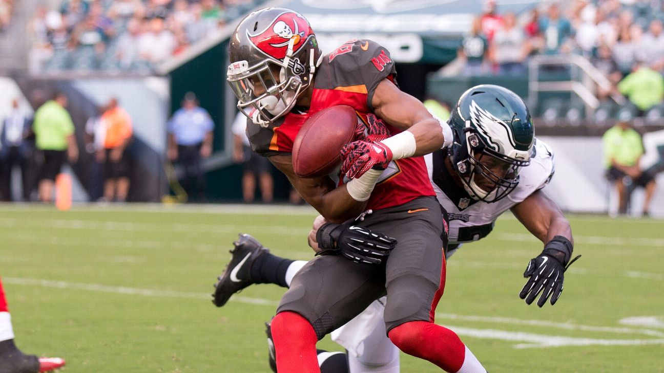 Tampa Bay Buccaneers cornerback Johnthan Banks (27) lines up