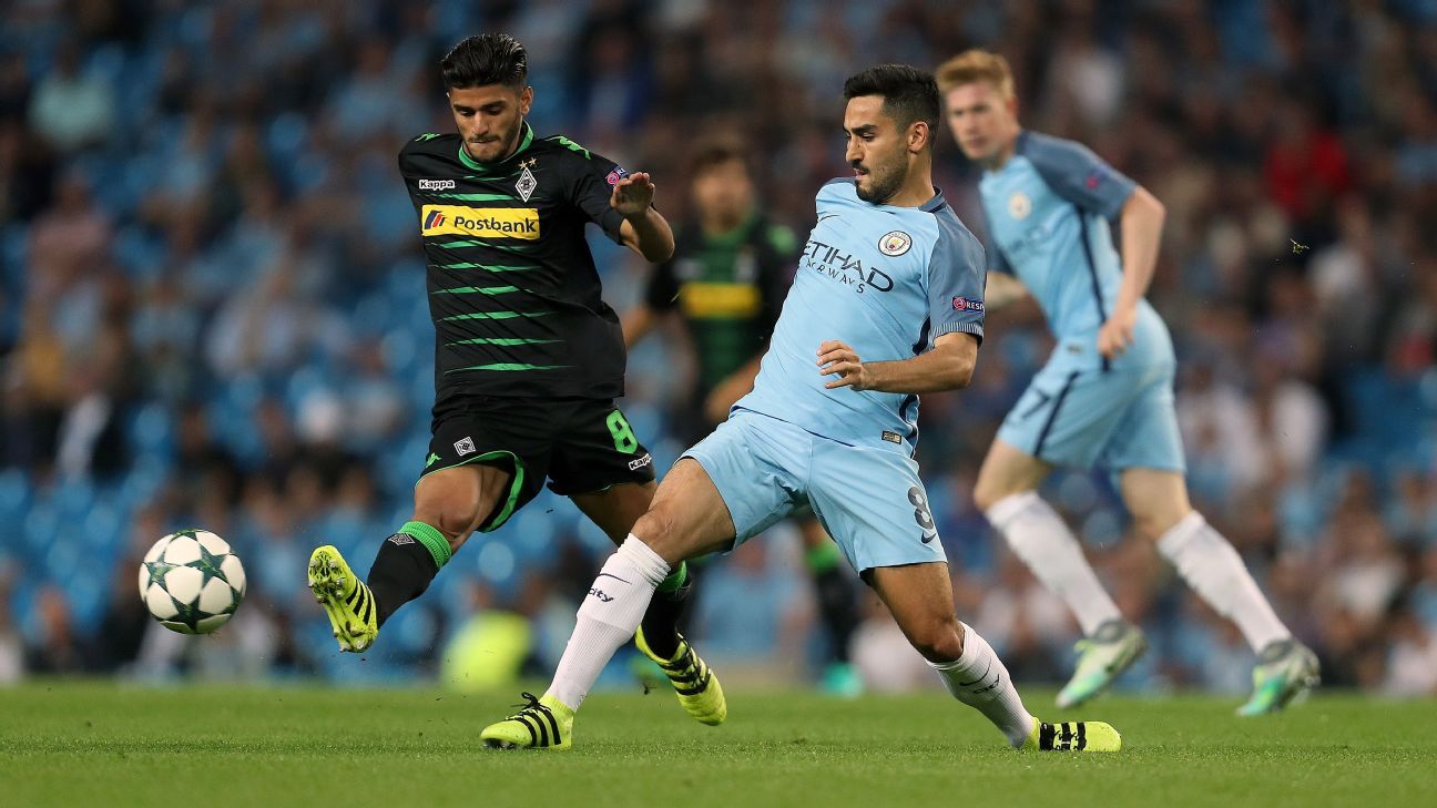 Manchester City's Sergio Aguero warms up in a t-shirt remembering the  Brazil football team Chapecoense who were involved in the Colombia plane  crash during the Premier League match at the Etihad Stadium