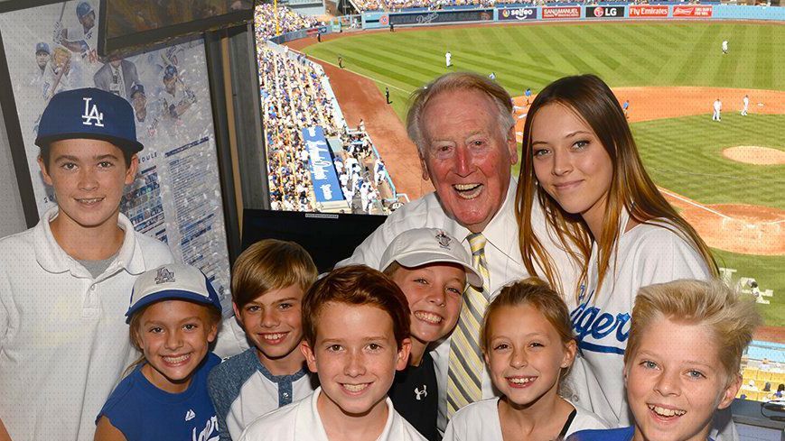 Vin Scully's grandchildren surprise him before final broadcast in Los  Angeles - ESPN
