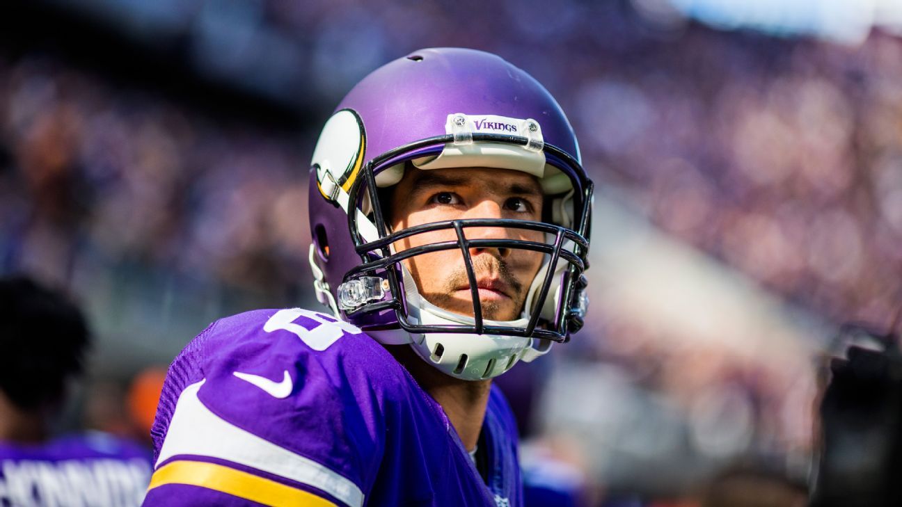 Minnesota Vikings quarterback Sam Bradford throws a pass during the first  half of an NFL football game against the Houston Texans Sunday, Oct. 9,  2016, in Minneapolis. (AP Photo/Jim Mone)