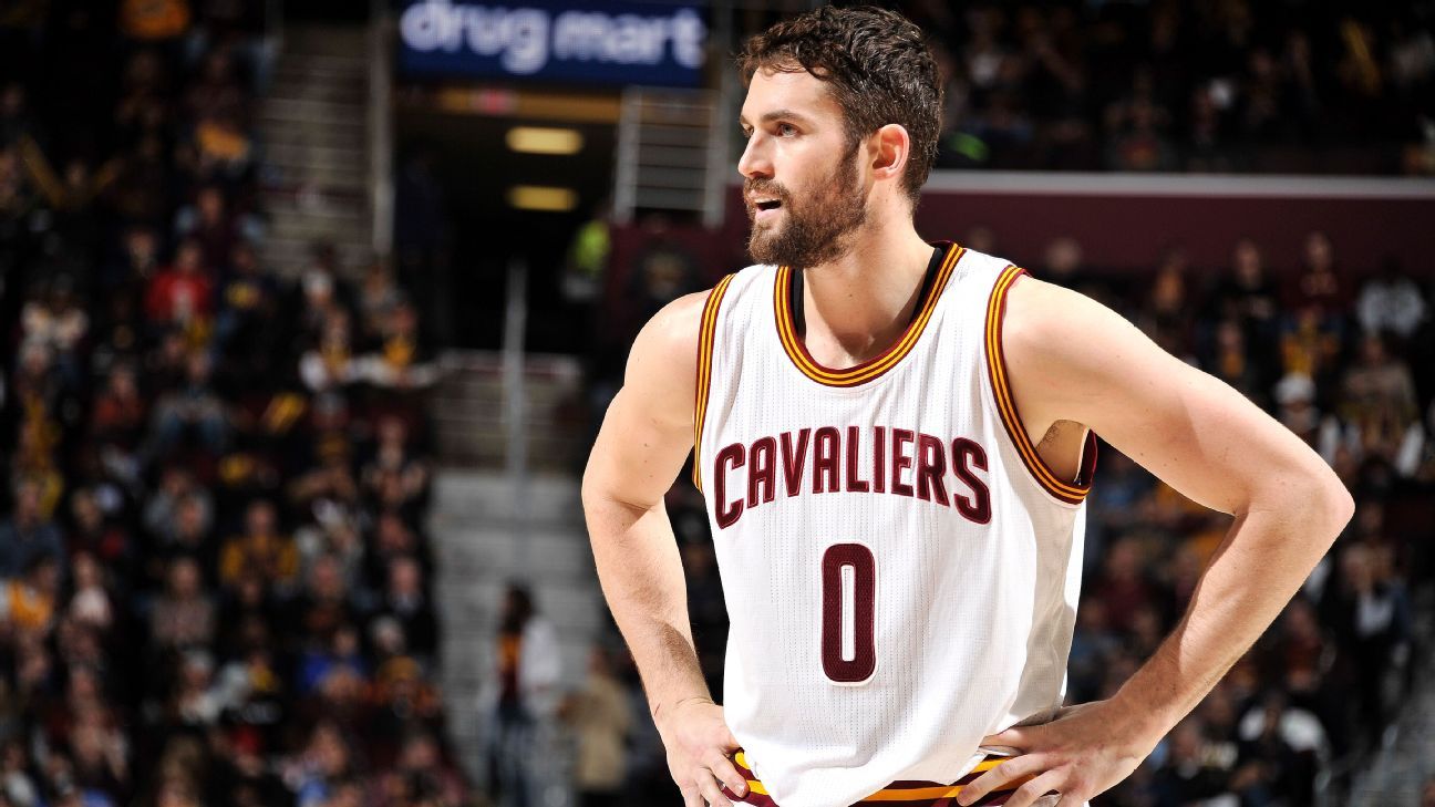 Kevin Love sofre falta dura, desloca ombro e deixa jogo dos Cavaliers - ESPN