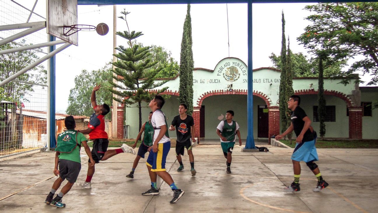 Descalzos y más allá: Una academia de básquetbol construye esperanza en  México - ESPN