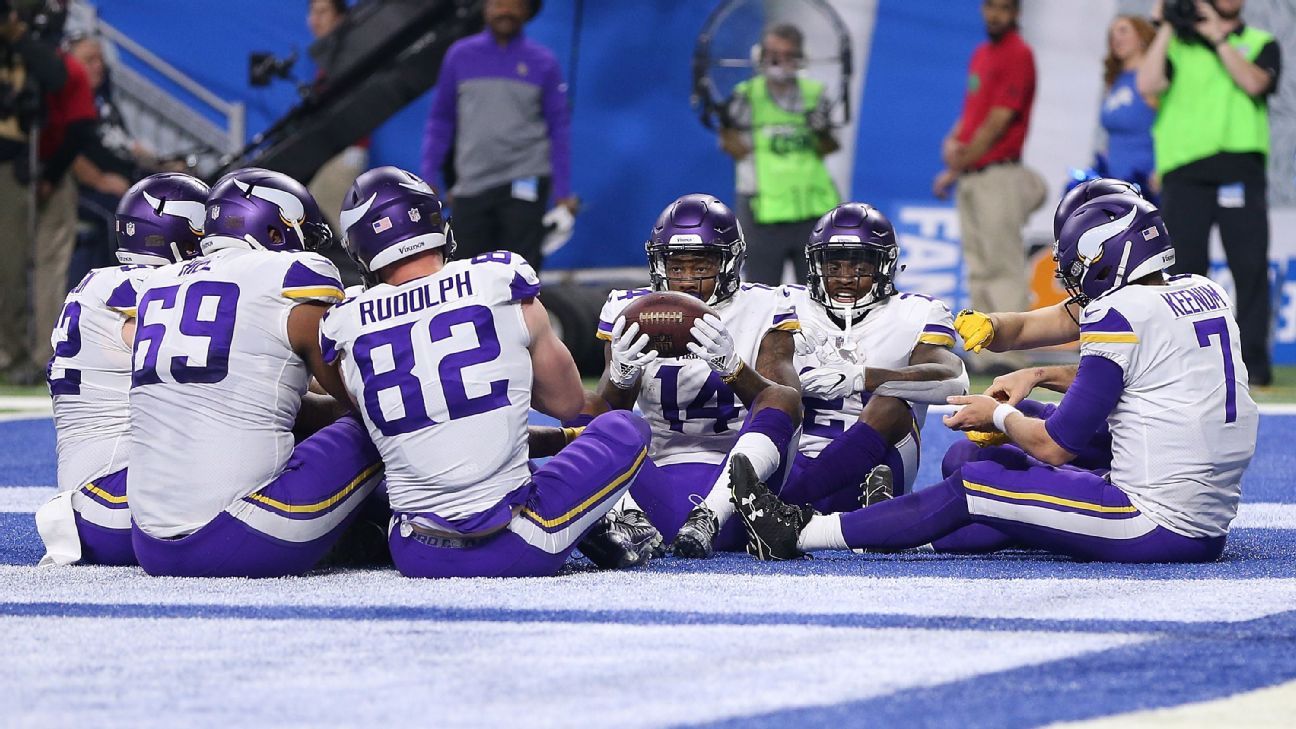 Minnesota Vikings dig in on Thanksgiving feast celebration in end zone ...