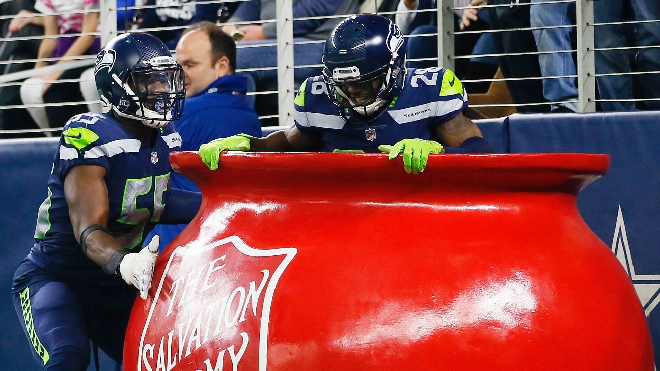 Ezekiel Elliott jumps into Salvation Army kettle after TD, draws