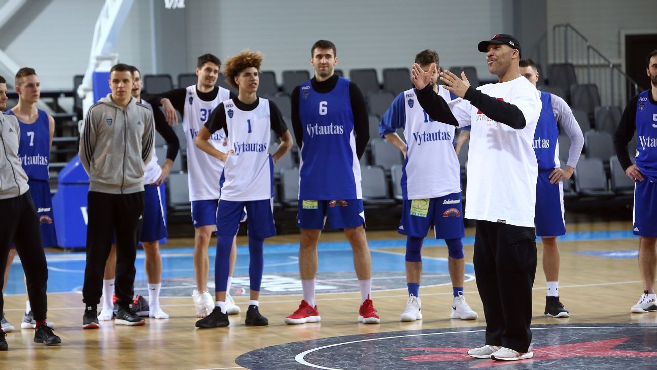 Battling injuries LiAngelo and LaMelo Ball leave Lithuania's BC Vytautas -  ESPN