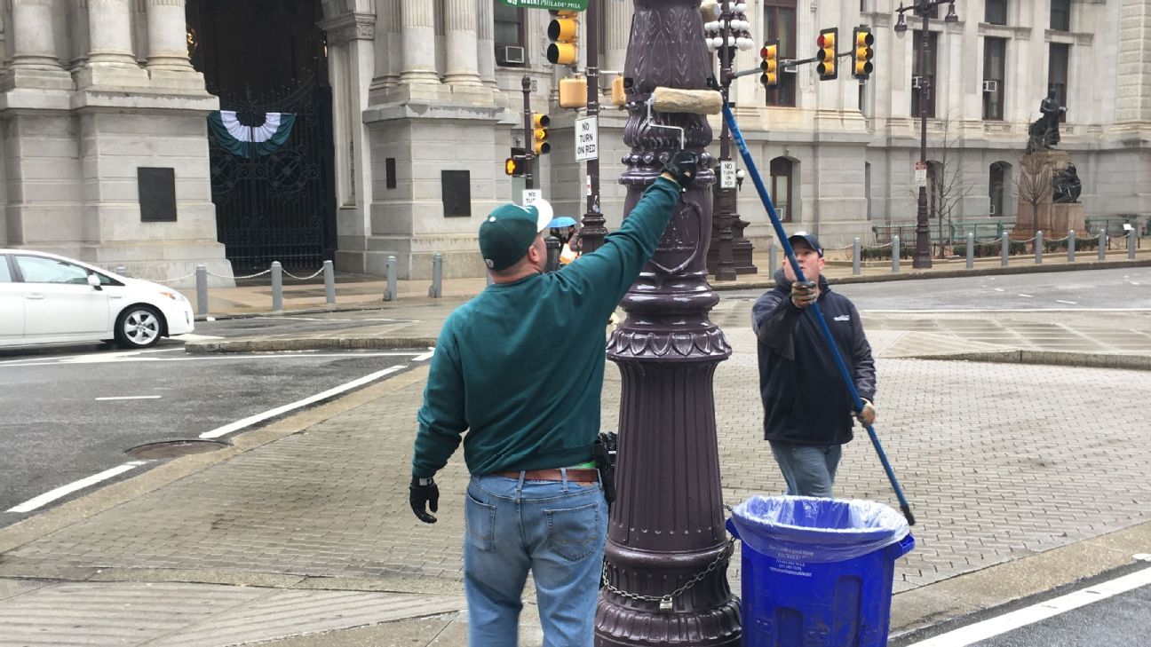 philadelphia-police-use-hydraulic-fluid-to-prevent-climbing-on-poles