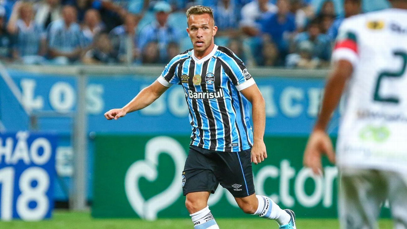 Grêmio aguarda Arthur no Brasil para oficializar retorno ao clube.