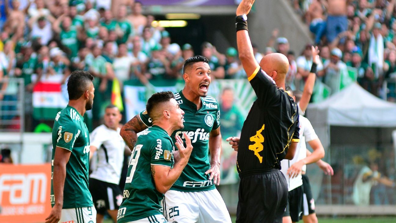 Ralf e Dudu dividem na área em lance que originou polêmica na final do  Paulista; veja fotos do lance - 09/05/2018 - Classico Corinthians Palmeiras  - Fotografia - Folha de S.Paulo