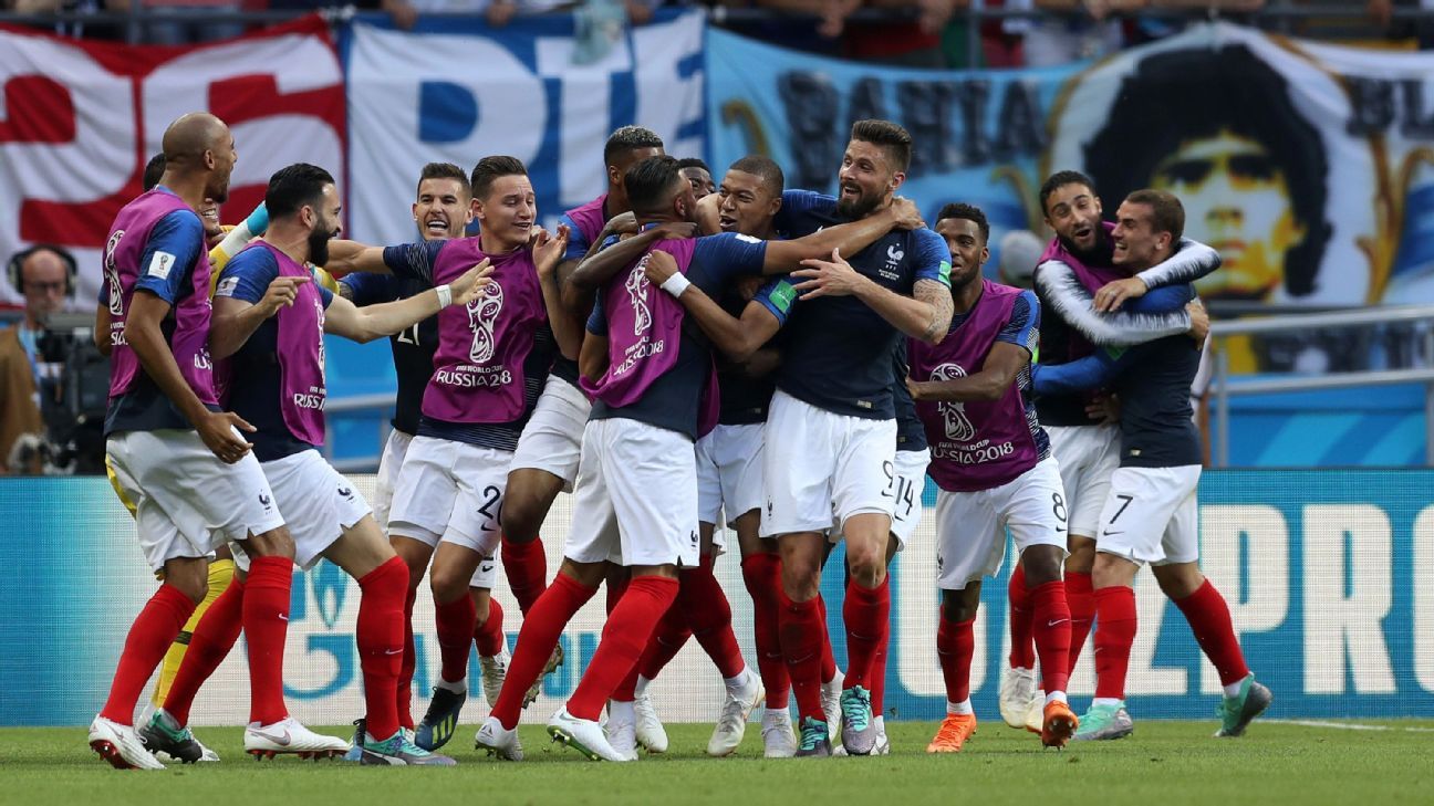 Man City legend Sergio Aguero allowed to lift World Cup as Argentina beat  France on penalties - Manchester Evening News