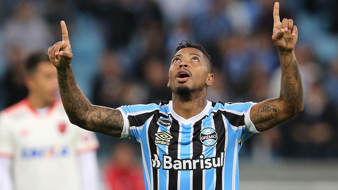 Emprestado pelo Grêmio, atacante do Caxias celebra dois gols sobre o Inter