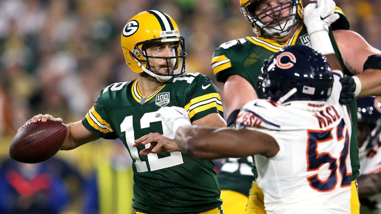 Chicago Bears' Roy Robertson-Harris sacks Green Bay Packers' Aaron Rodgers  during the first hal …