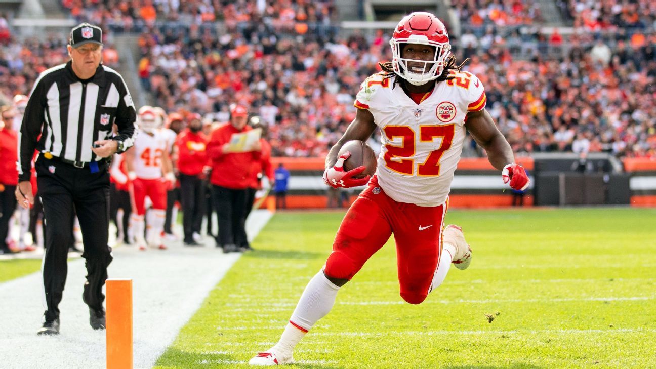 Kansas City Chiefs running back Kareem Hunt (27) runs the ball in the first  half of an NFL preseason football game against the Cincinnati Bengals,  Saturday, Aug. 19, 2017, in Cincinnati. (AP