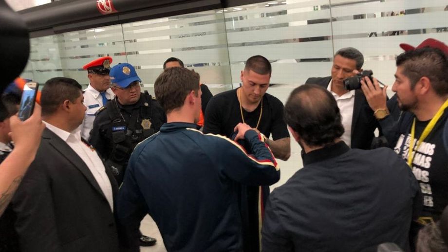 Llegada de Nicolás Castillo causa caos en aeropuerto