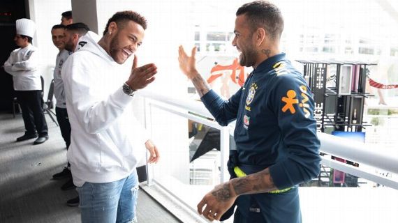 Neymar saluda a los jugadores de la selección brasileña.