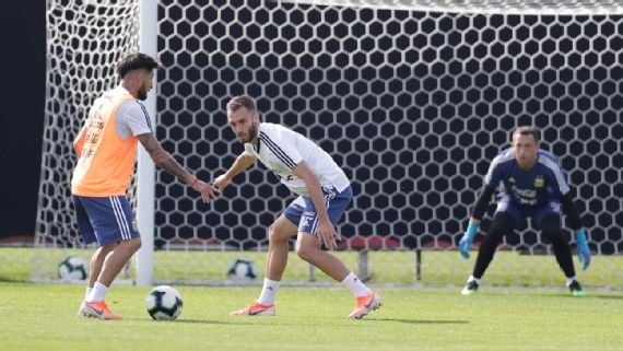 Casco y Pezzella entraron y salieron del equipo argentino EFE