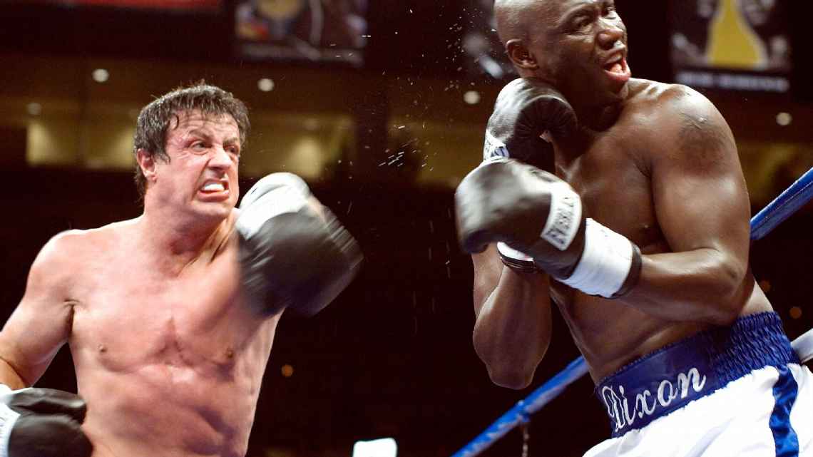 Sylvester Stallone y Antonio Tarver en una escena de lucha de `Rocky Balboa`.