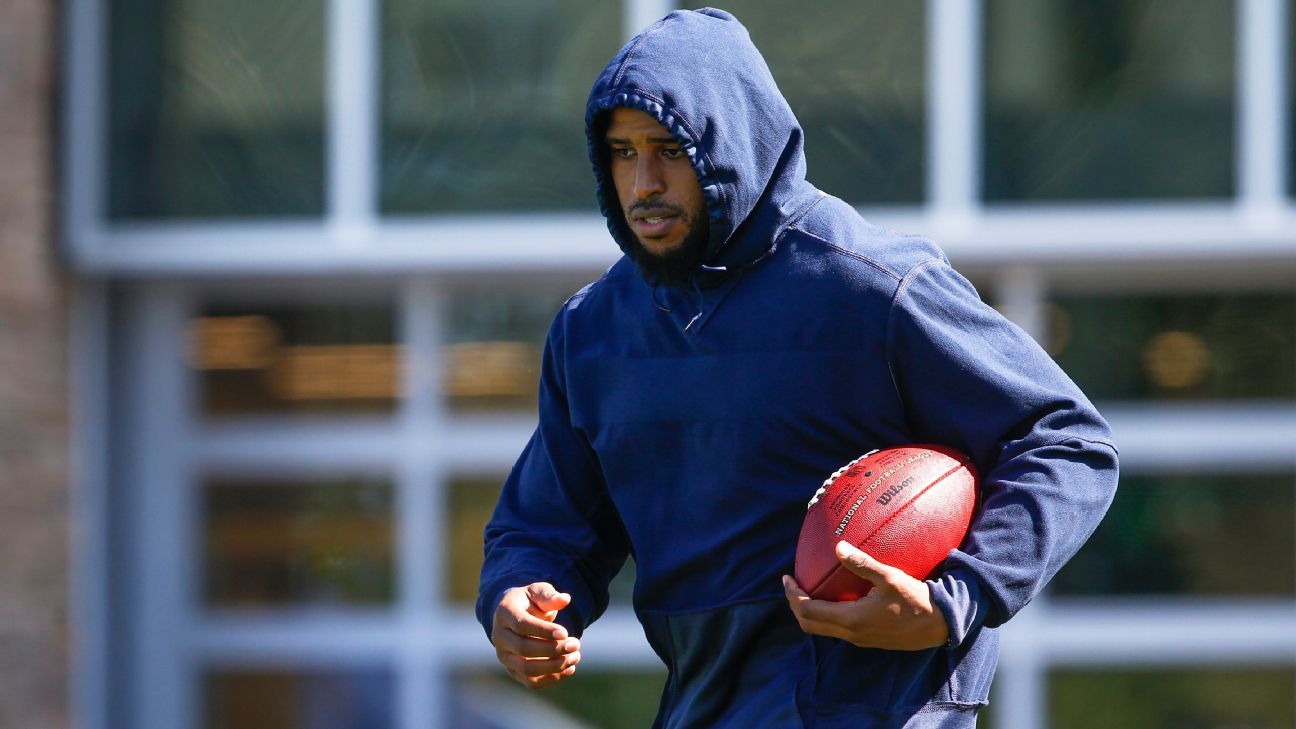 Why is Ezekiel Elliott wearing a hooded sweatshirt during practice?