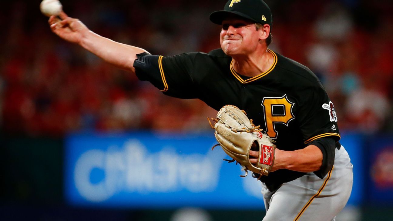 Pittsburgh Pirates pitcher Felipe Vazquez throws to a San