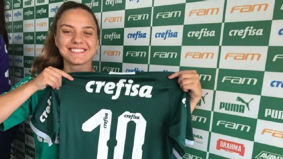 Feminino: Comunicando-se por libras, Stefany Krebs recebe boas-vindas do Palmeiras
