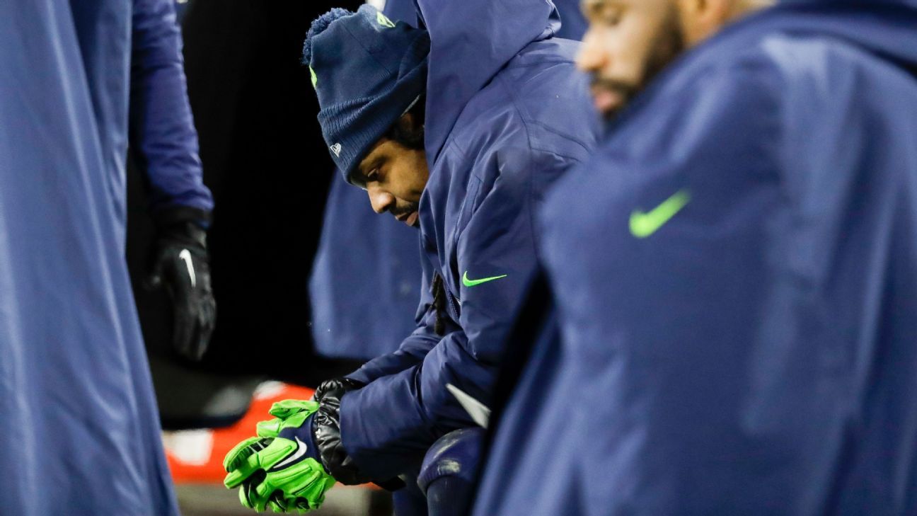 Marshawn Lynch pops into Packers locker room for jersey exchange with Aaron  Rodgers