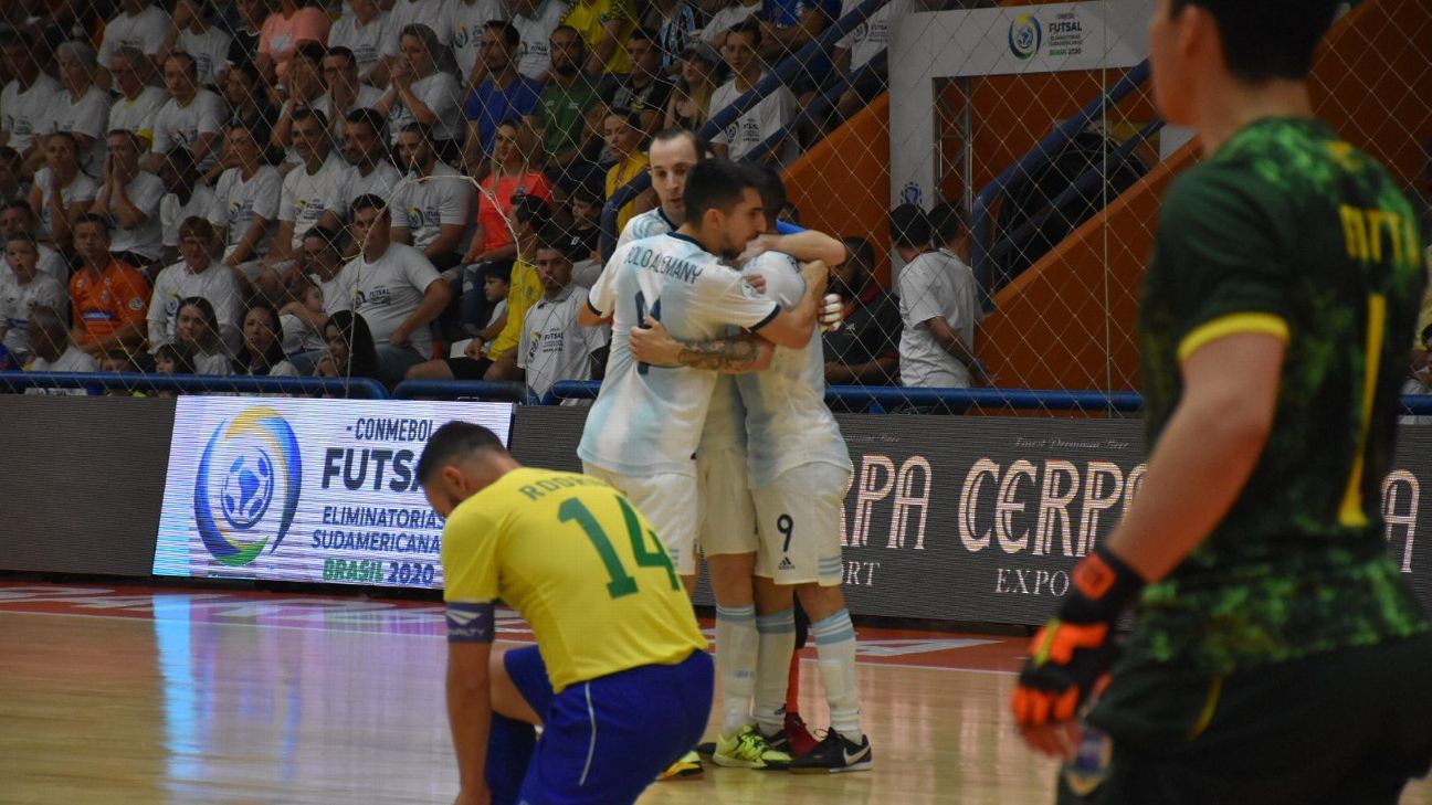 Futsal Brasil faz gol incrível, mas toma virada da Argentina e perde