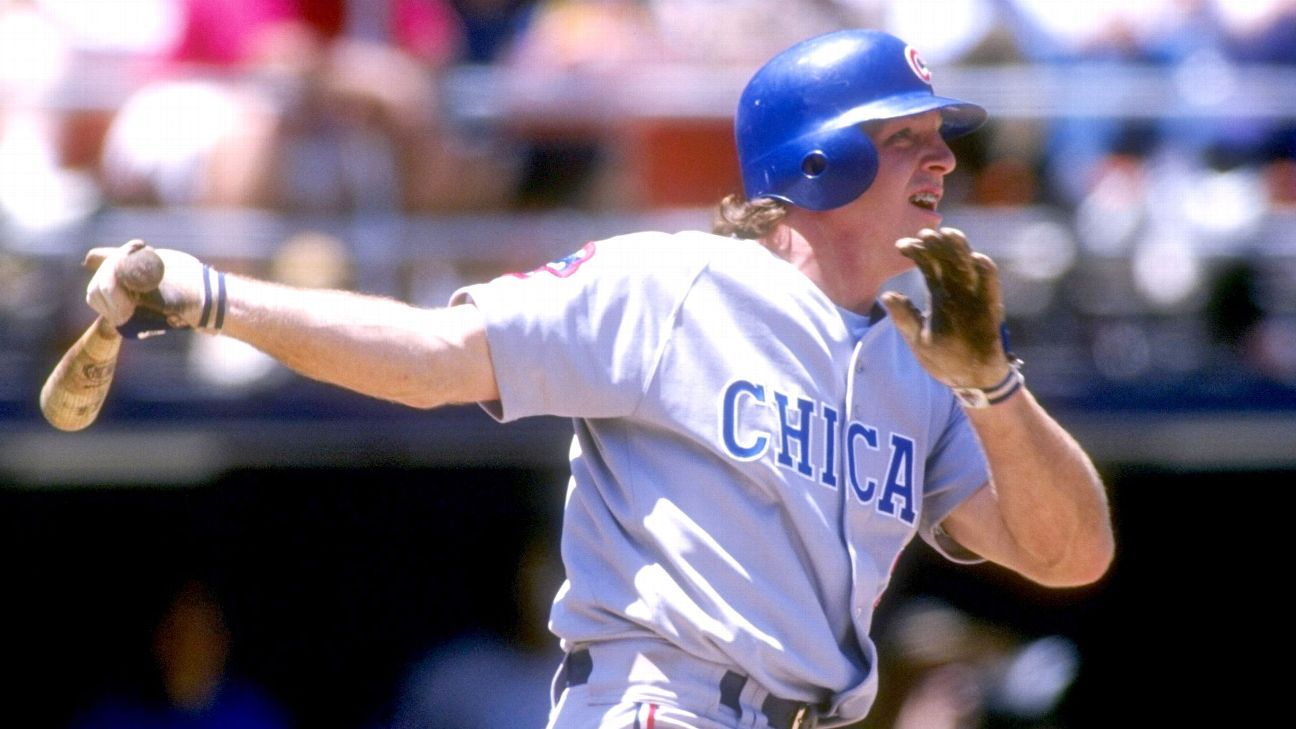 Catcher Todd Hundley of the Los Angeles Dodgers tosses the ball to News  Photo - Getty Images