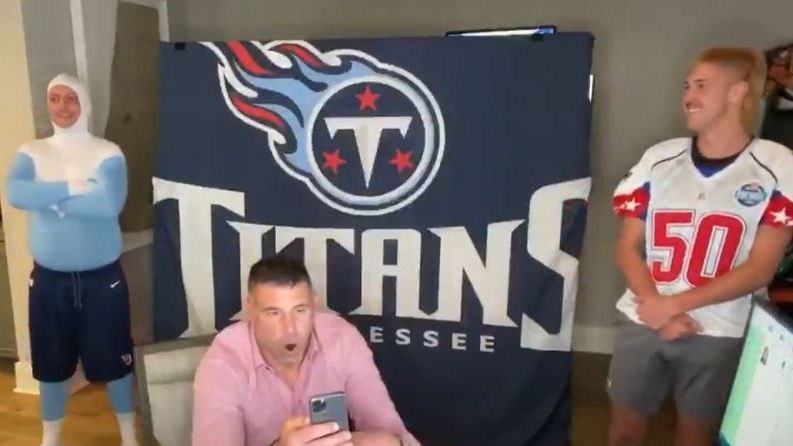 Teens give Titans coach unique backdrop during NFL draft