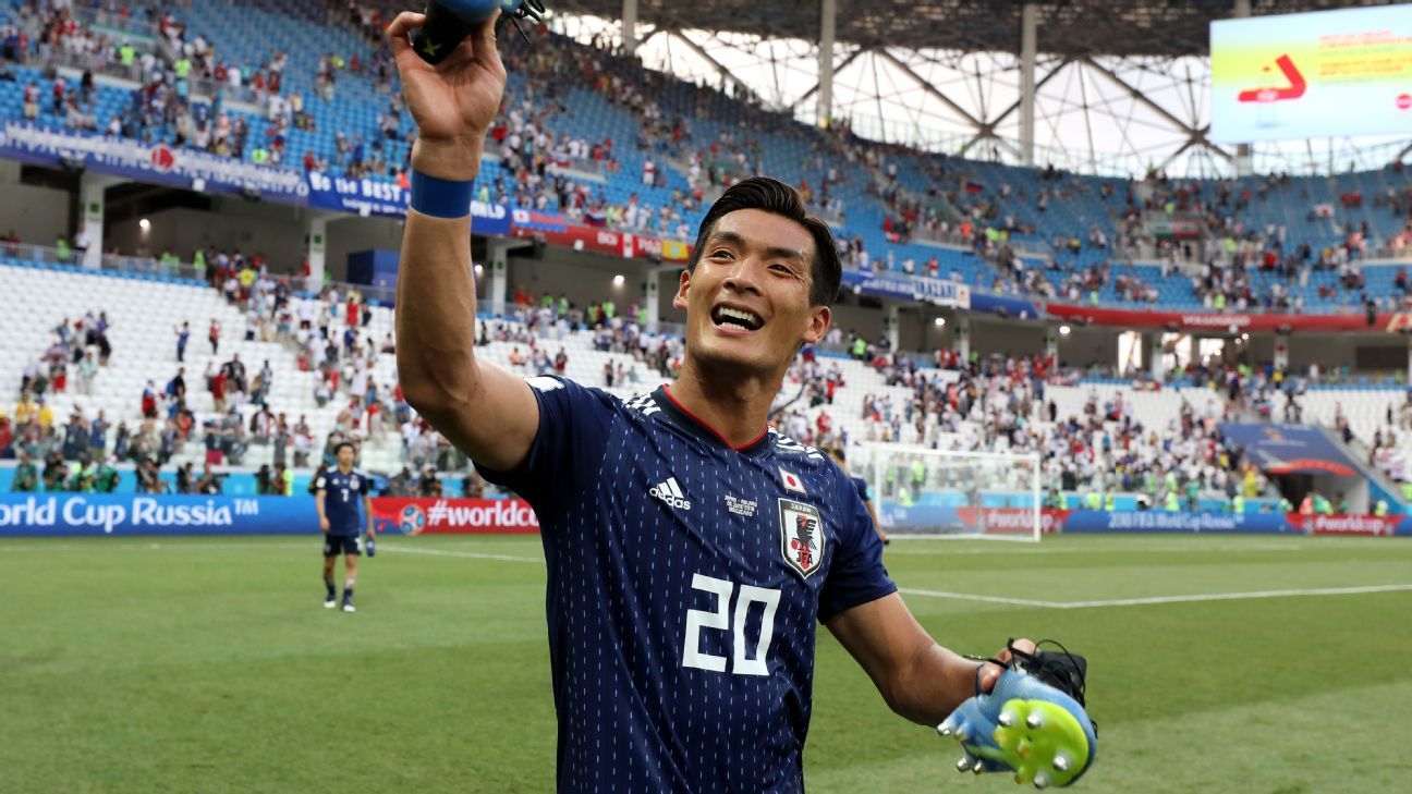 Coronavirus lockdown Japan's Makino attempting the tablecloth trick is