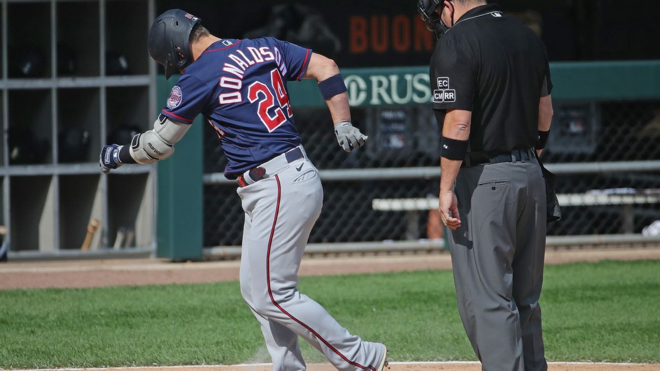 Josh Donaldson's uncle suffered a heart attack two days ago, so he hit a  grand slam walk-off in his honor. This one was for Uncle Bill ❤️, By YES  Network