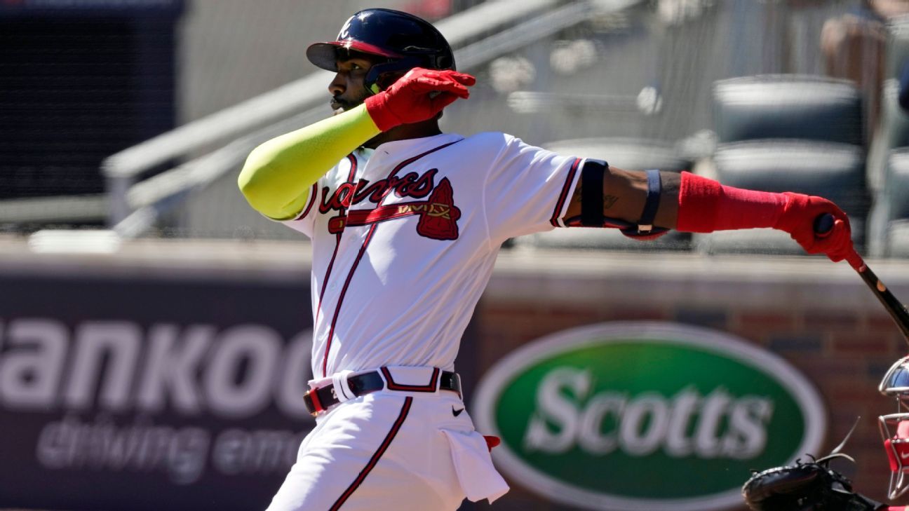 Selfie moment: Braves sweep Reds for first postseason series win since 2001  - The Athletic