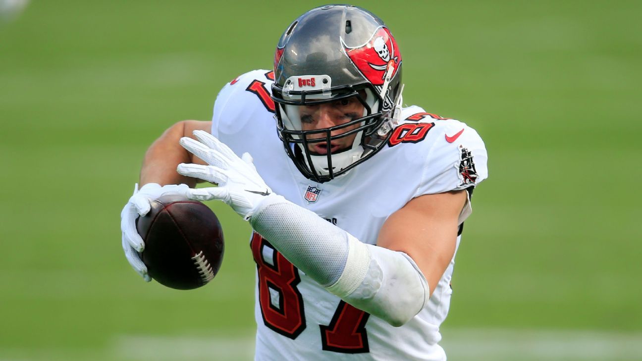 Tampa Bay Buccaneers TE Rob Gronkowski could miss weeks with fractured ribs, sou..