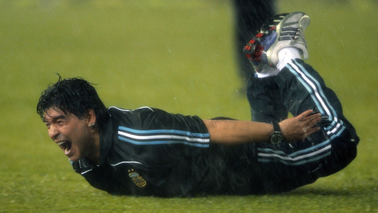 Maradona Le Mete Un Gol A Un Niño Sin Piernas