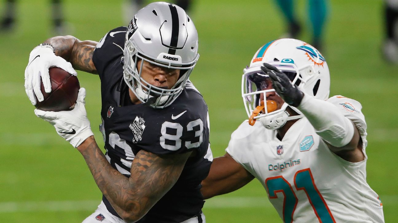 Los Angeles Raiders running back Bo Jackson (34) carries the ball