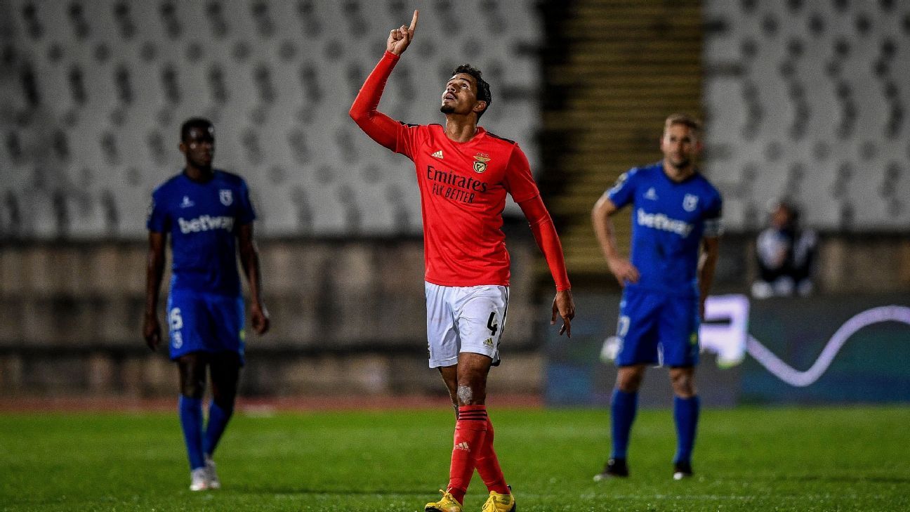 Lucas Veríssimo volta a jogar quase um ano após a lesão e mantém vivo o