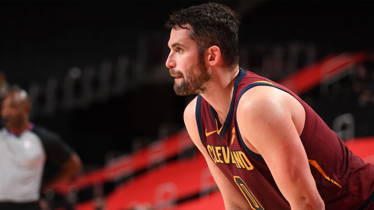 Kevin Love sofre falta dura, desloca ombro e deixa jogo dos Cavaliers - ESPN