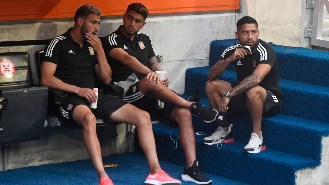 Tigres separates two players before the match vs.  America