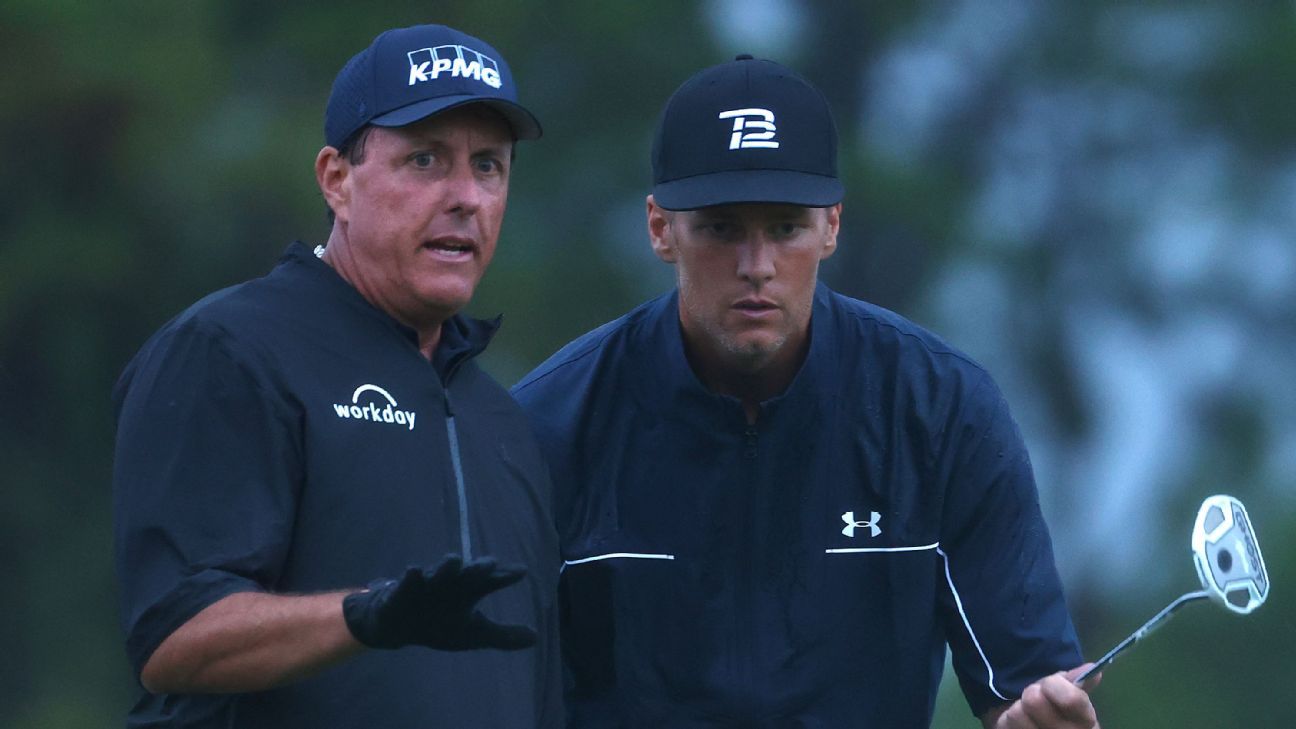 Phil Mickelson et Tom Brady font équipe contre Bryson Deschamps et Aaron Rodgers lors du match de golf du 6 juillet