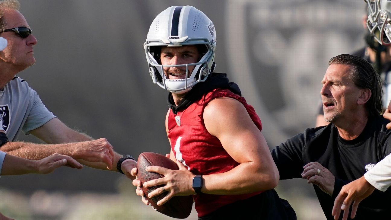 Derek Carr fights back tears at podium after Raiders lose to Colts - ESPN